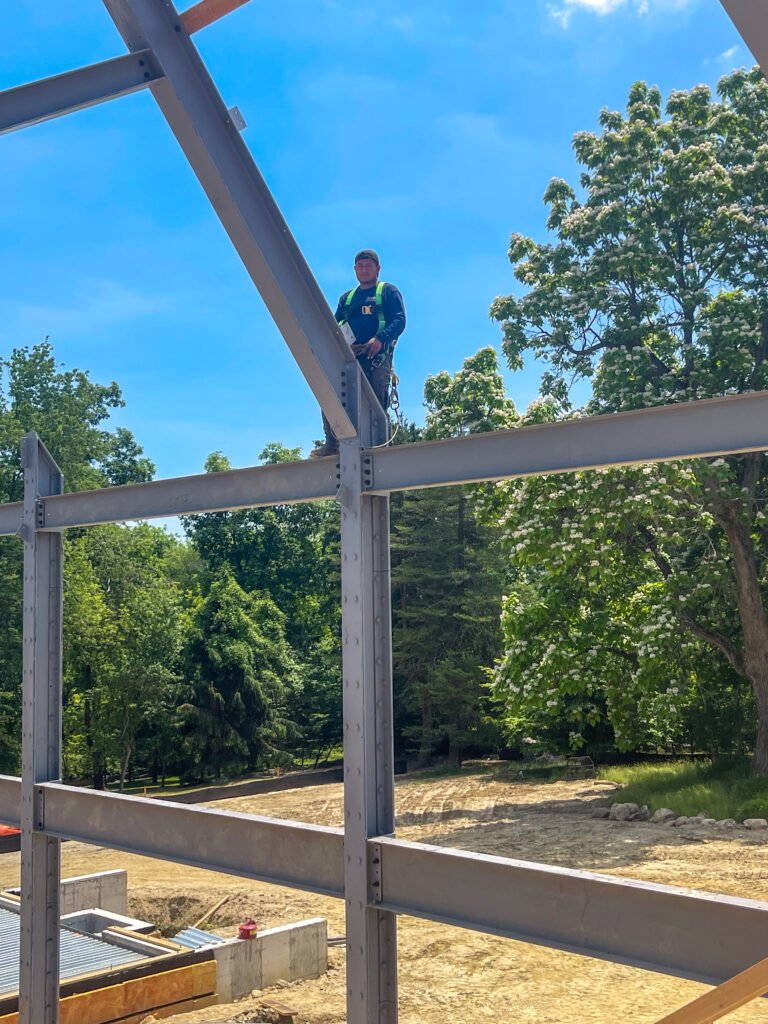 Installation and erection of metallic structure